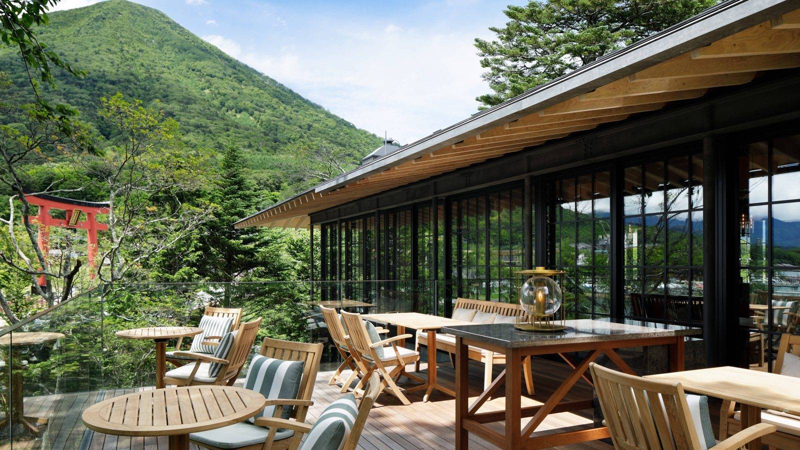 日光麗思卡爾頓酒店 Lakehouse 面向中禪寺湖的用餐區