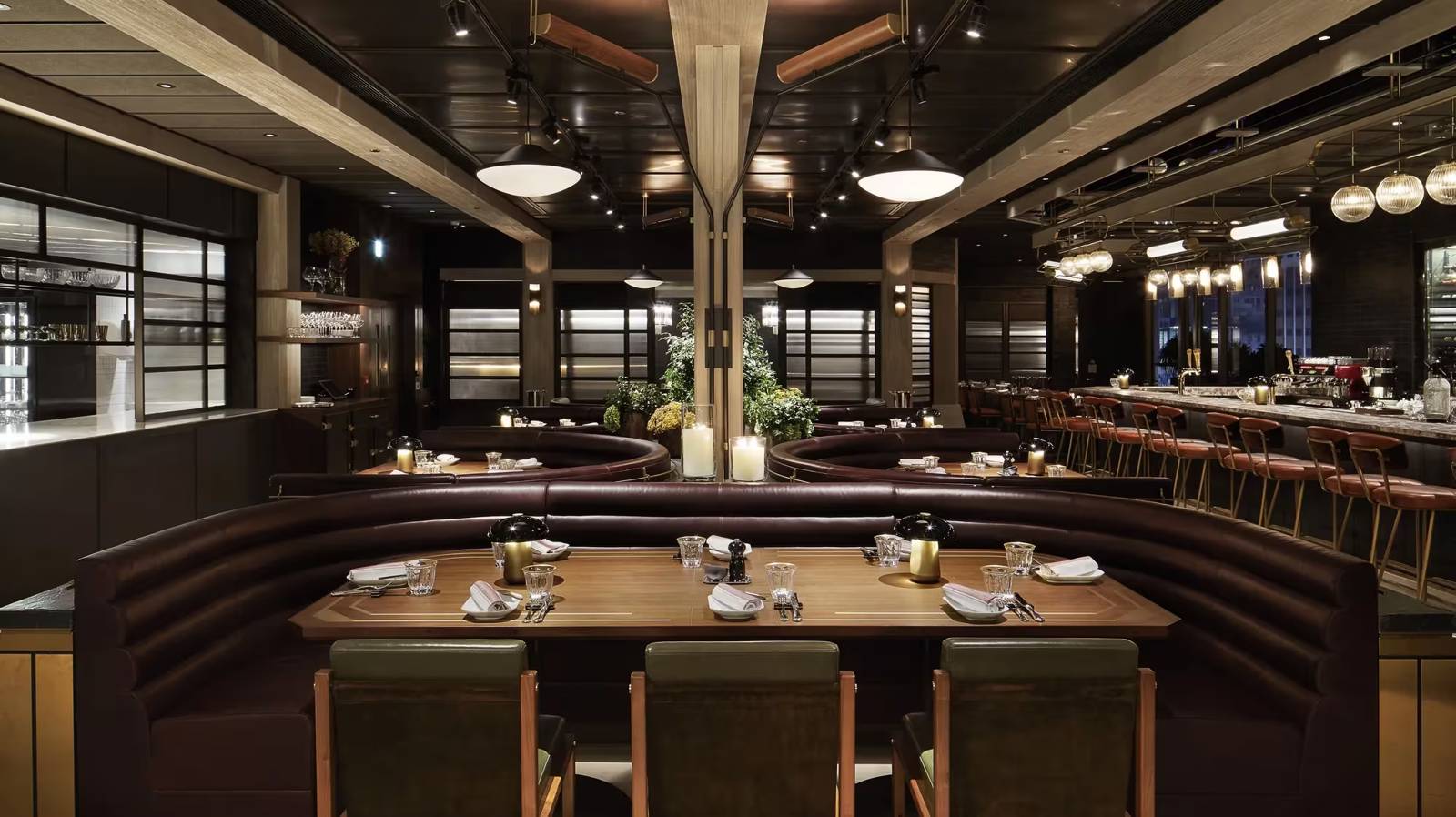 香港瑰麗酒店 HENRY 的皮革卡座與吧台