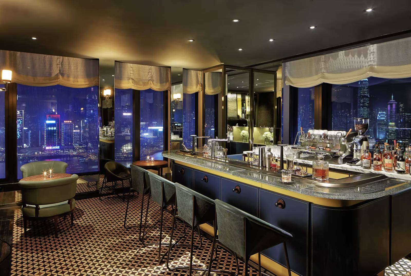 香港瑰麗酒店 Manor Club 的吧台與夜景