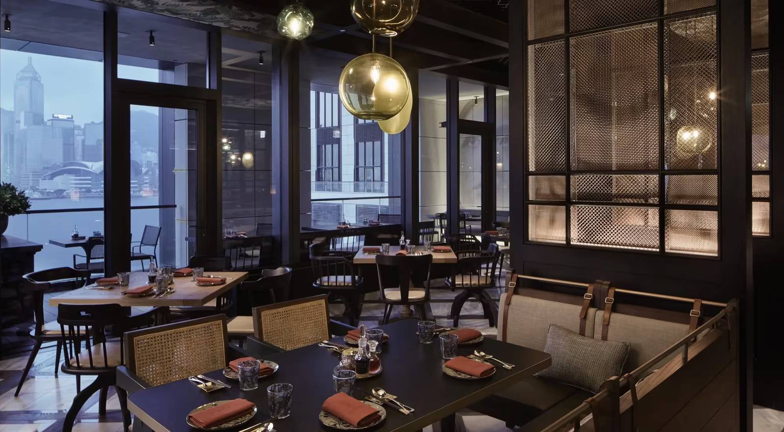 香港瑰麗酒店 The Legacy House 窗邊可看維港的用餐區