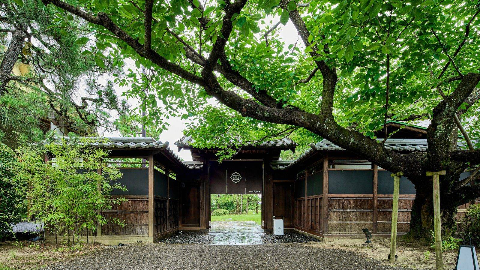 Ryokan 尾道西山綠蔭下的正門