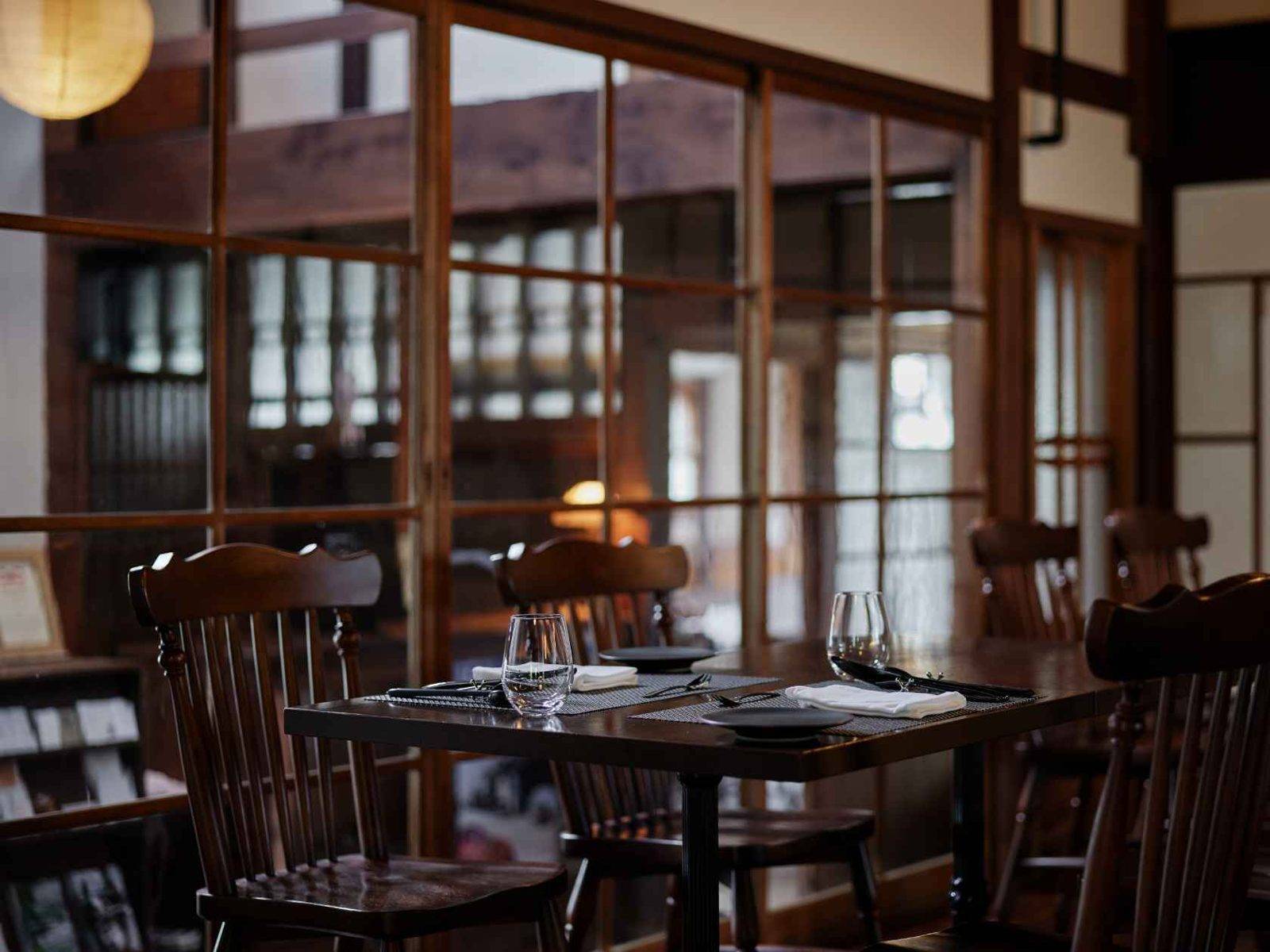 篠山城下町飯店 NIPPONIA auberge 的木格窗用餐區