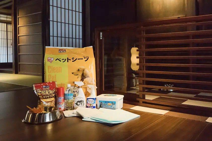 篠山城下町飯店 NIPPONIA 桌上的狗用備品