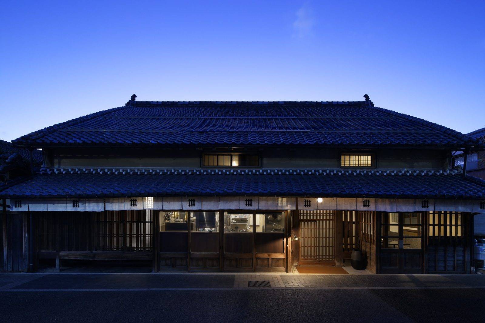 篠山城下町飯店 NIPPONIA 黃昏時的老宅外觀