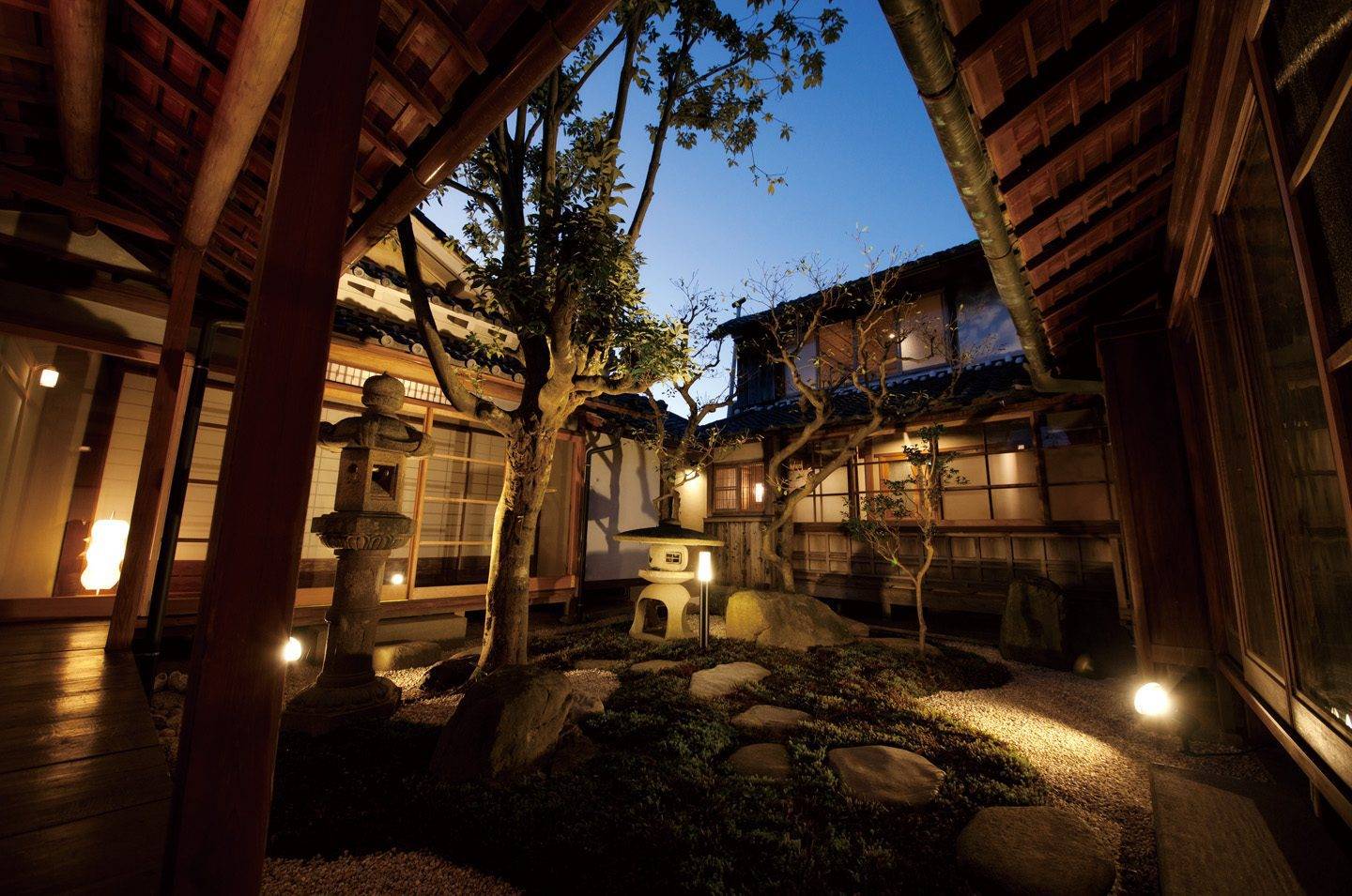 篠山城下町飯店 NIPPONIA 夜裡點燈的老宅中庭
