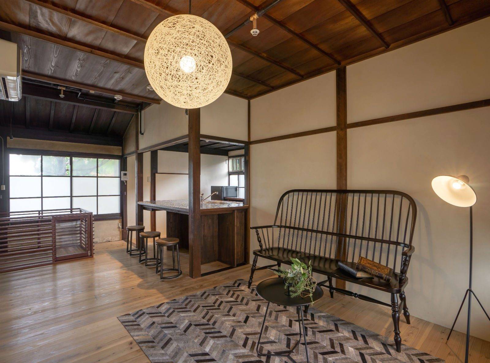 篠山城下町飯店 NIPPONIA 客房的起居區與吧台
