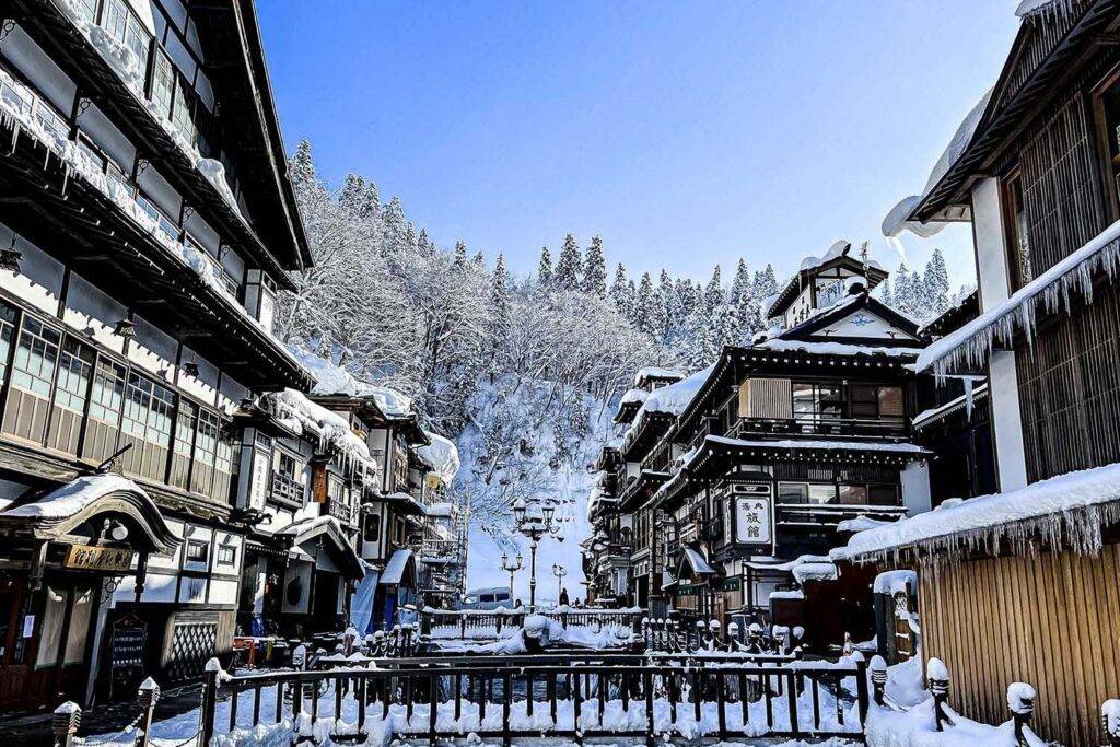 冬季積雪的銀山溫泉木造老街