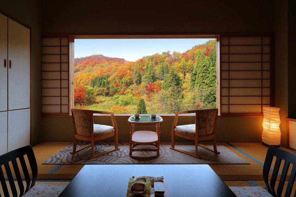 銀山溫泉 仙峽之宿 銀山莊和室窗外的溪谷紅葉
