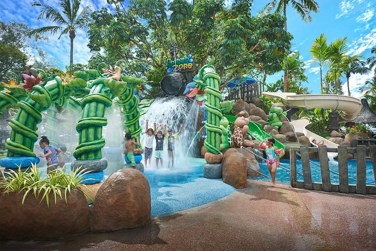 Splash Zone 的綠色造型水柱、戲水池與滑水道
