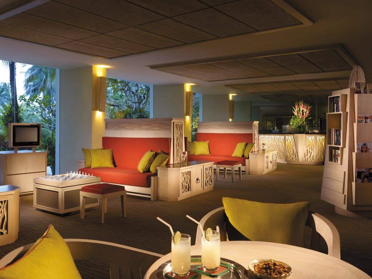 Cool Lounge 休息室的沙發與飲品
