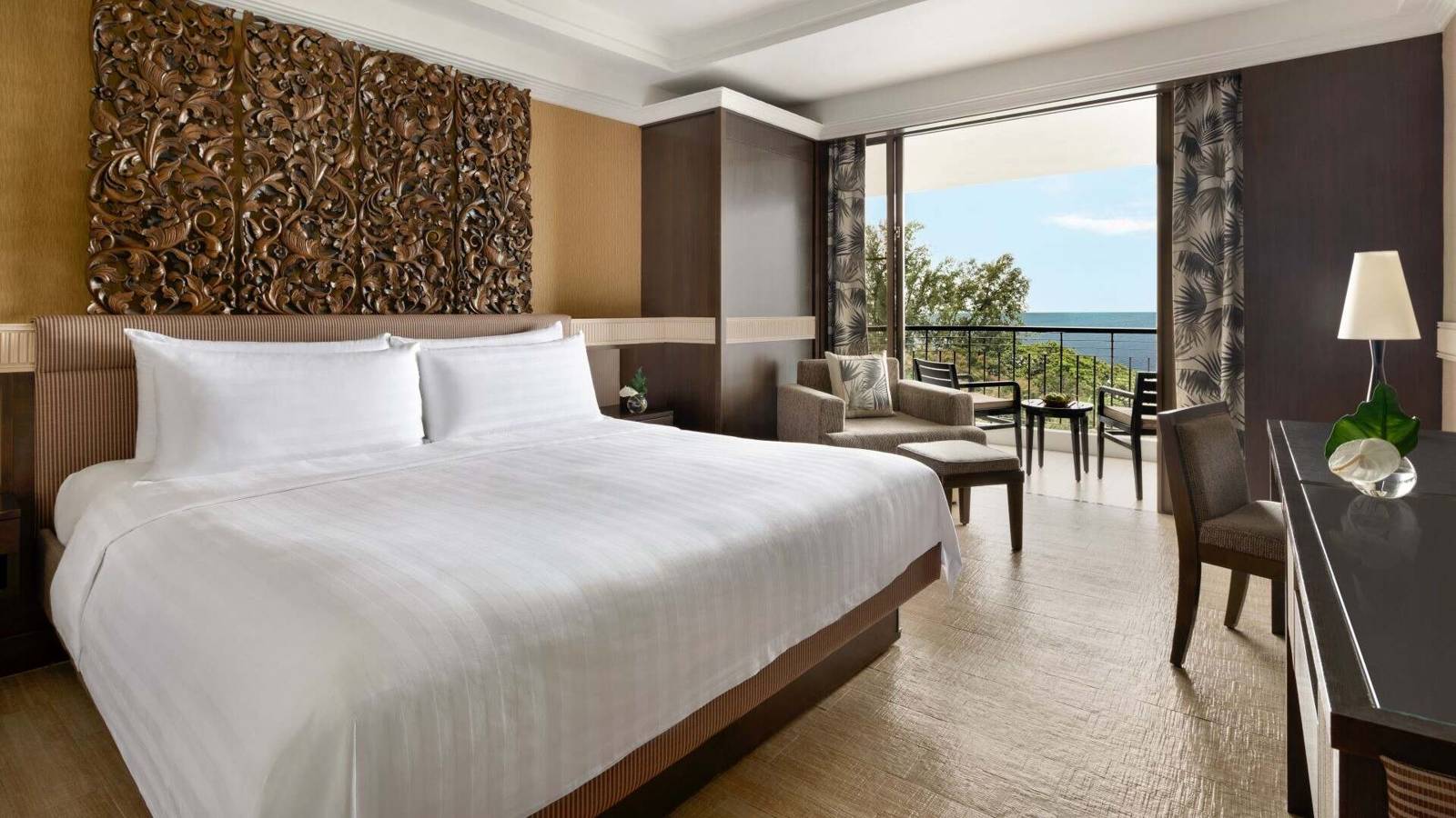 Executive Seaview 客房的特大床與陽台外海景