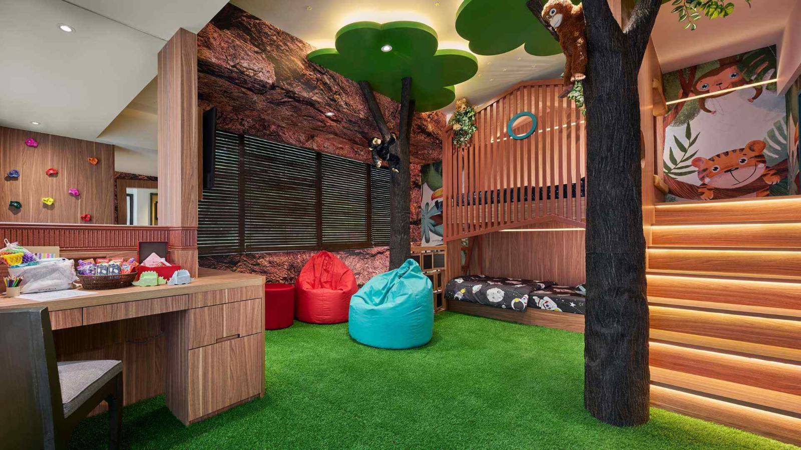 Sands Adventure Suite 的樹屋造型上下舖與人工草皮遊戲區