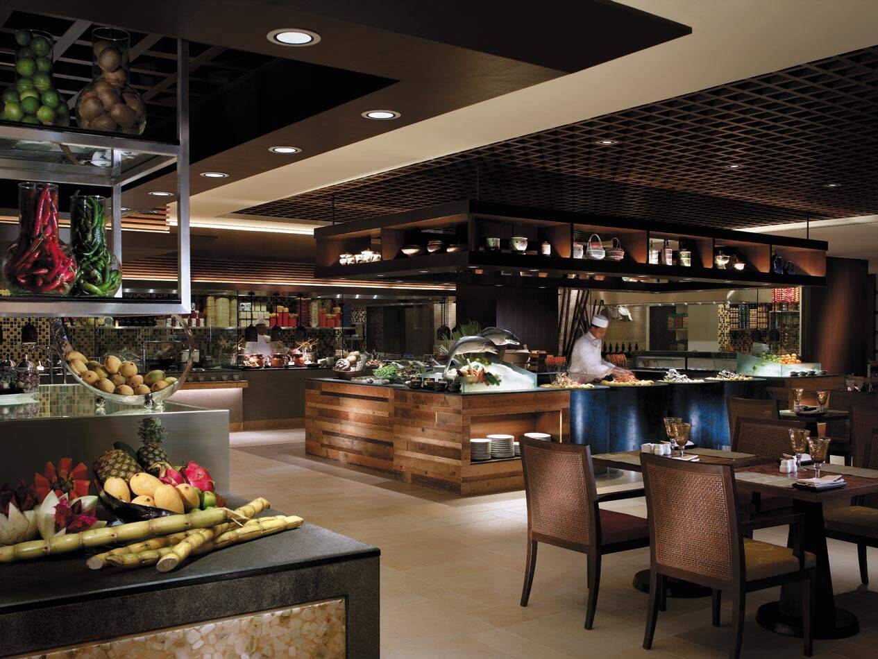 Spice Market Café 開放式餐檯與用餐區