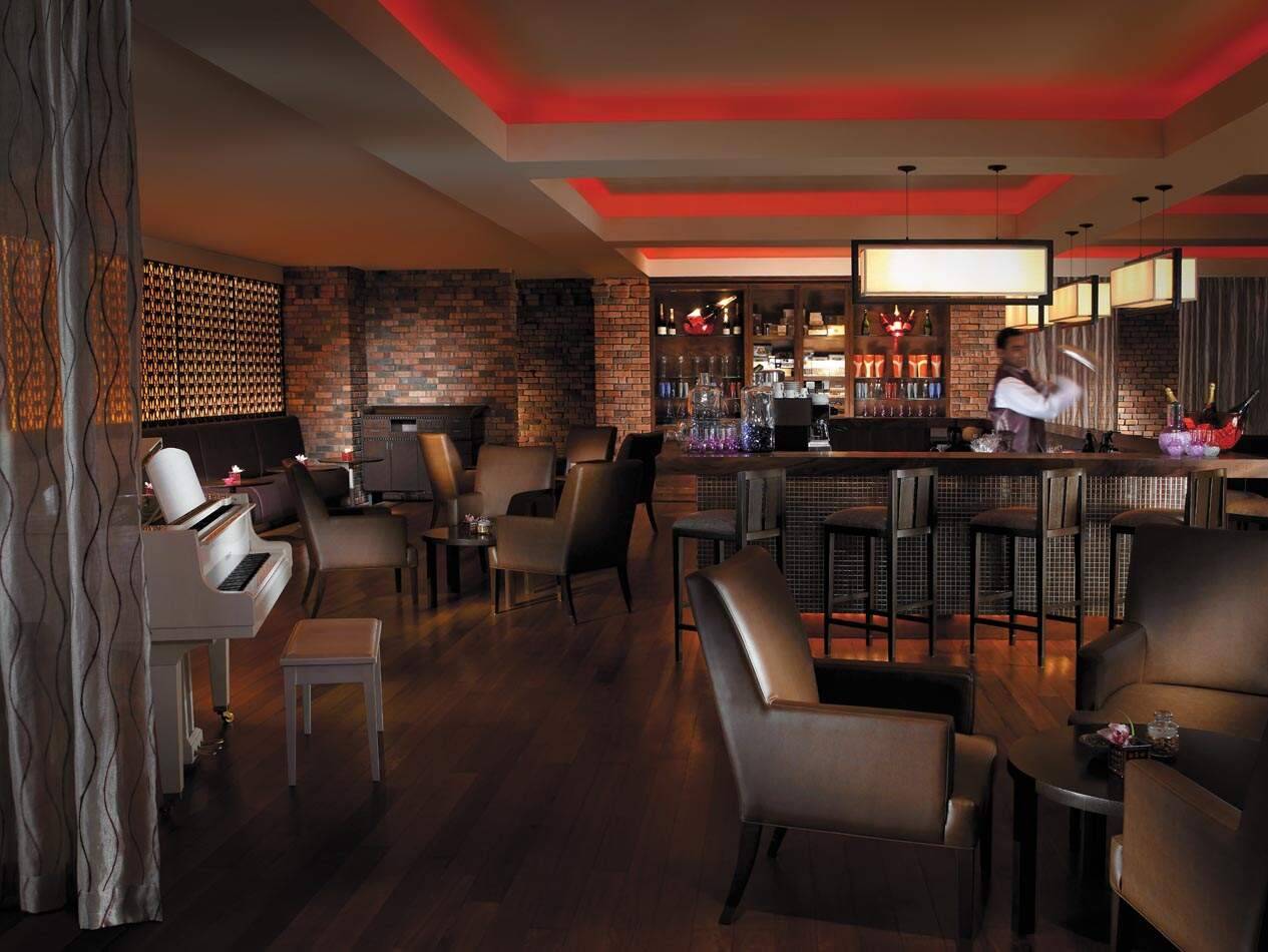 Feringgi Bar 的吧檯與皮沙發座位