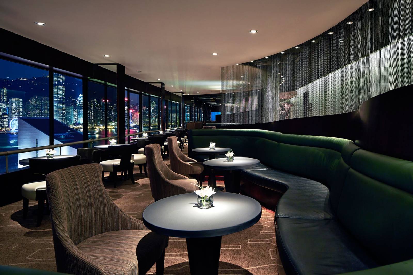 香港喜來登酒店 Sky Lounge 窗邊的沙發座位與夜景