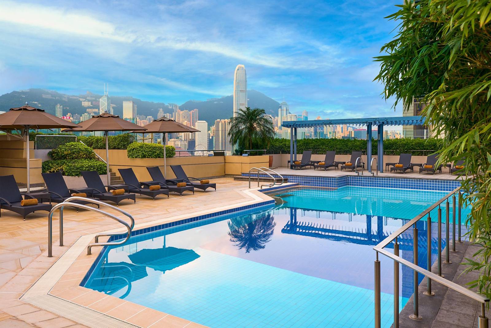 香港喜來登酒店頂樓露天泳池與對岸港島天際線