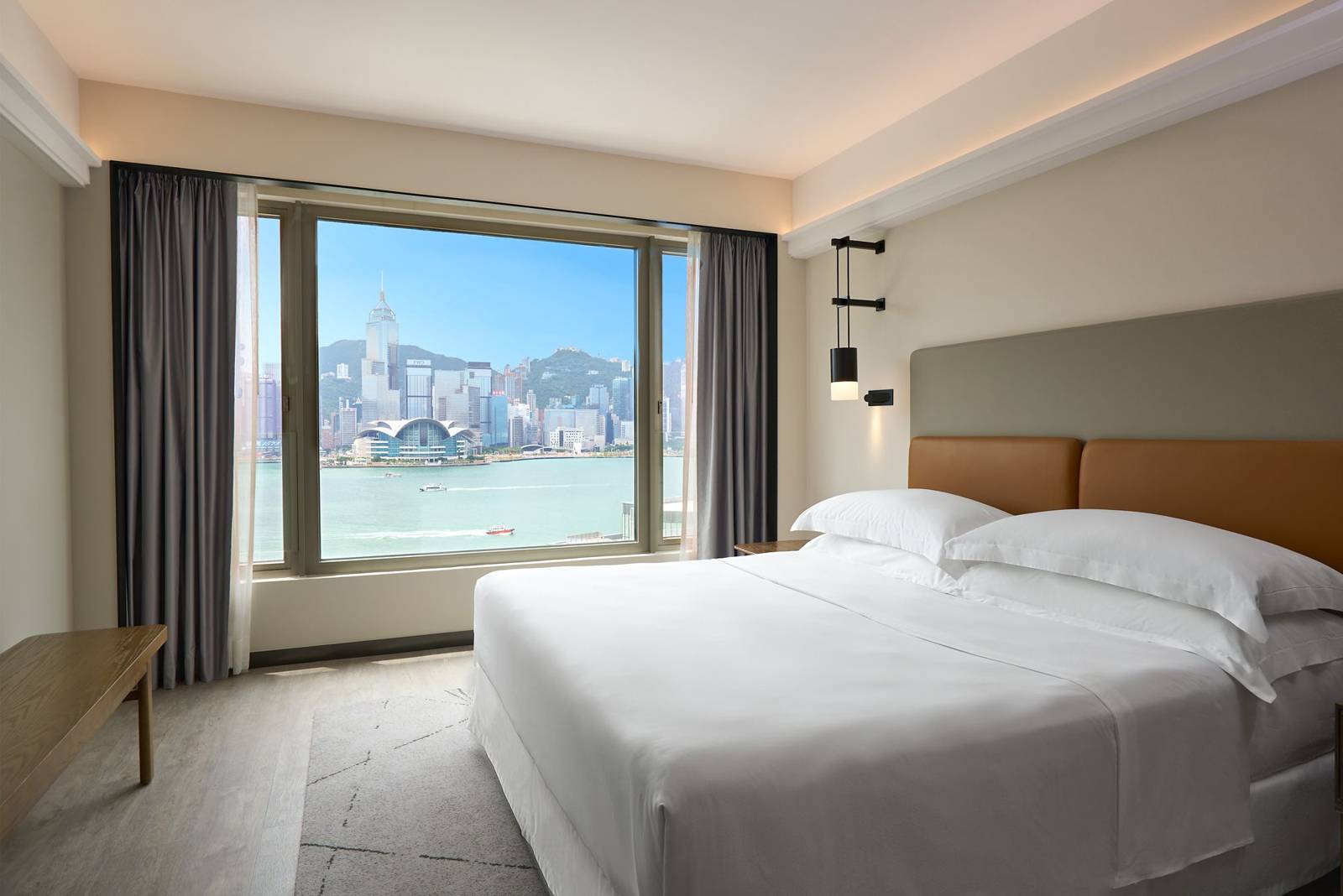 香港喜來登酒店喜來登會套房的大床與海景