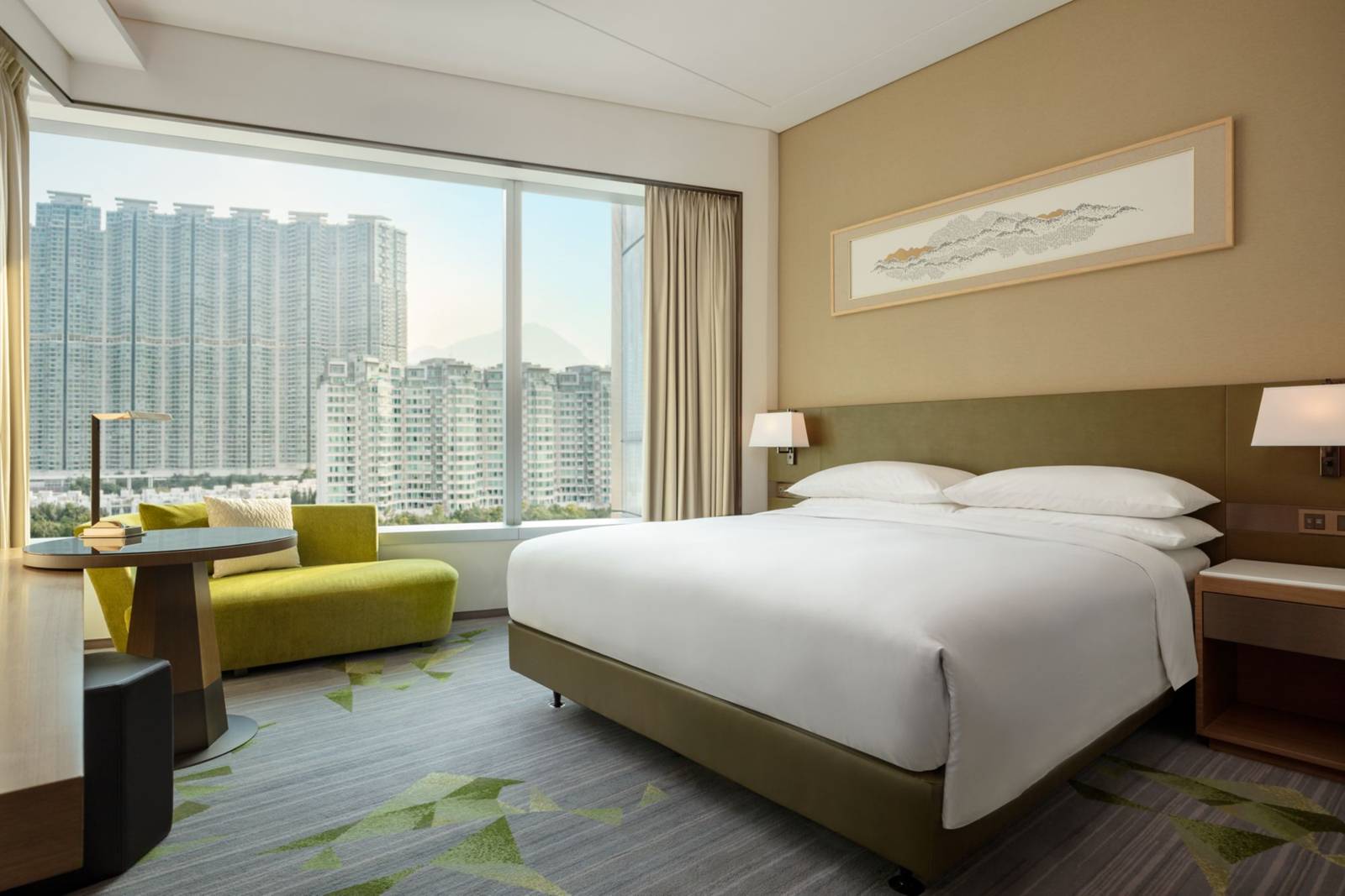 香港東涌世茂喜來登酒店豪華客房的大床與窗外東涌市景