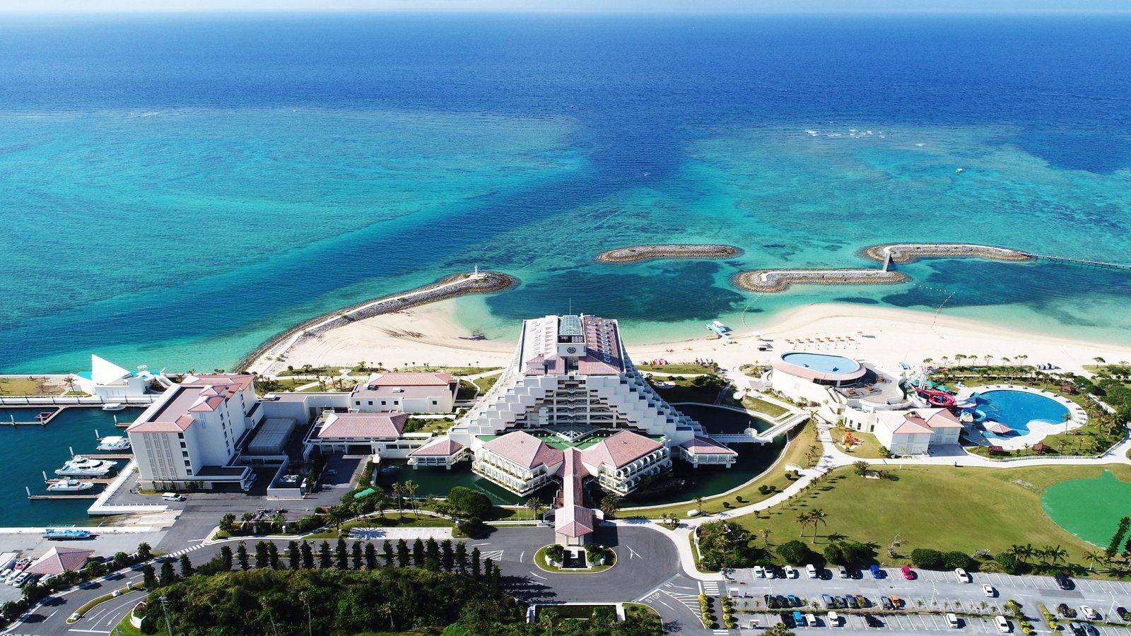 沖繩太陽碼頭喜來登度假酒店階梯狀主樓、Sunmarina 海灘與私人碼頭空拍