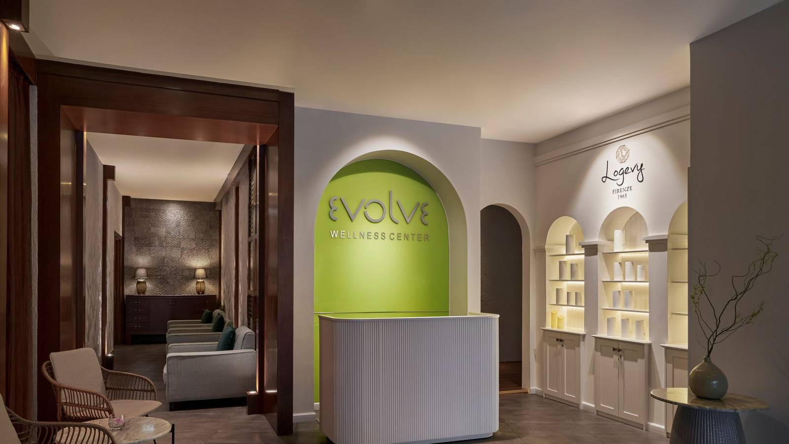 Evolve 標誌的水療中心接待區