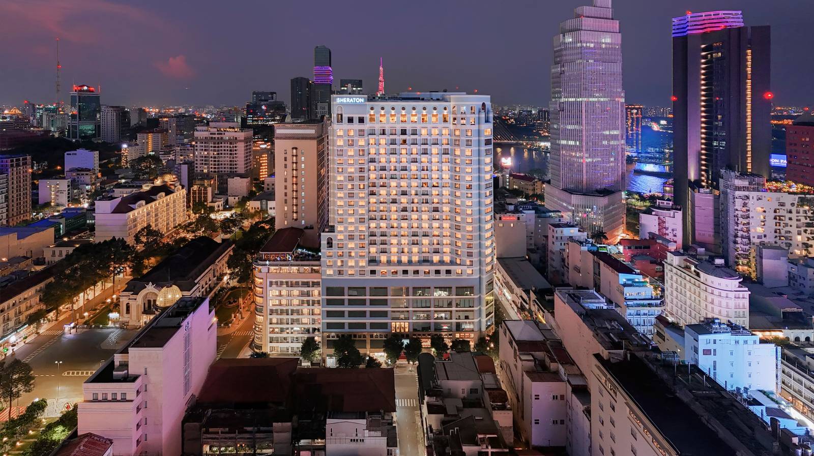 夜間亮燈的飯店大樓與周邊第一郡街景