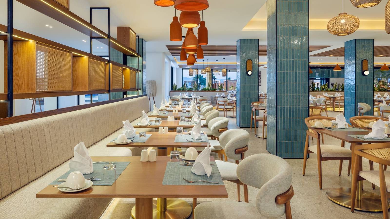 蘇瑪灣喜來登度假酒店 Bistro 24 藍色磁磚柱旁的餐桌