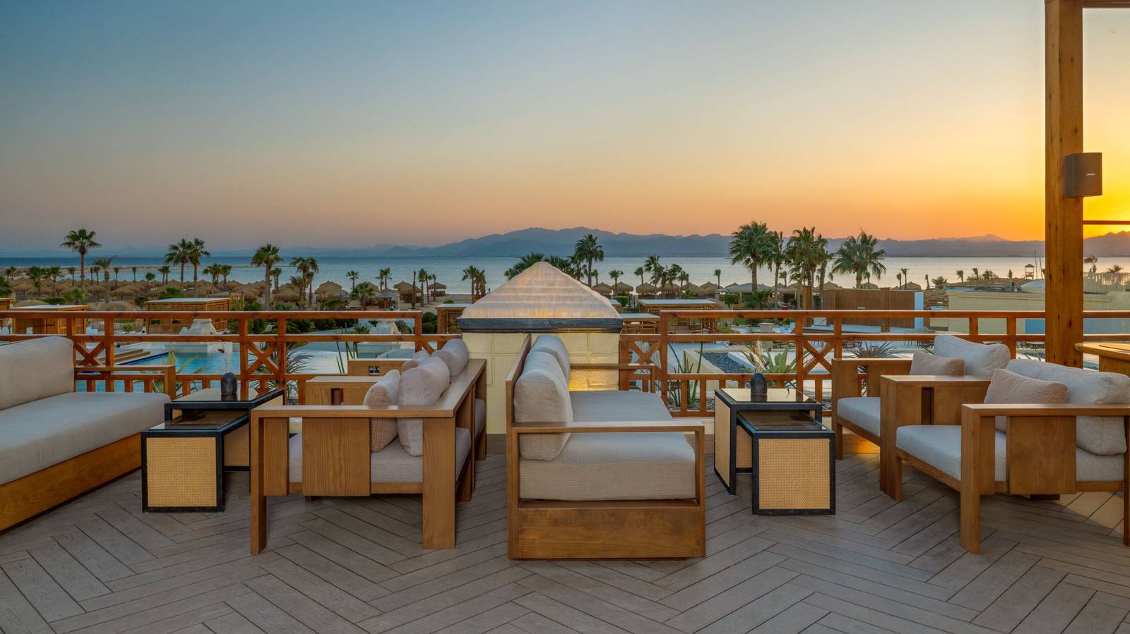 蘇瑪灣喜來登度假酒店 &More by Sheraton 露台沙發座與紅海夕陽