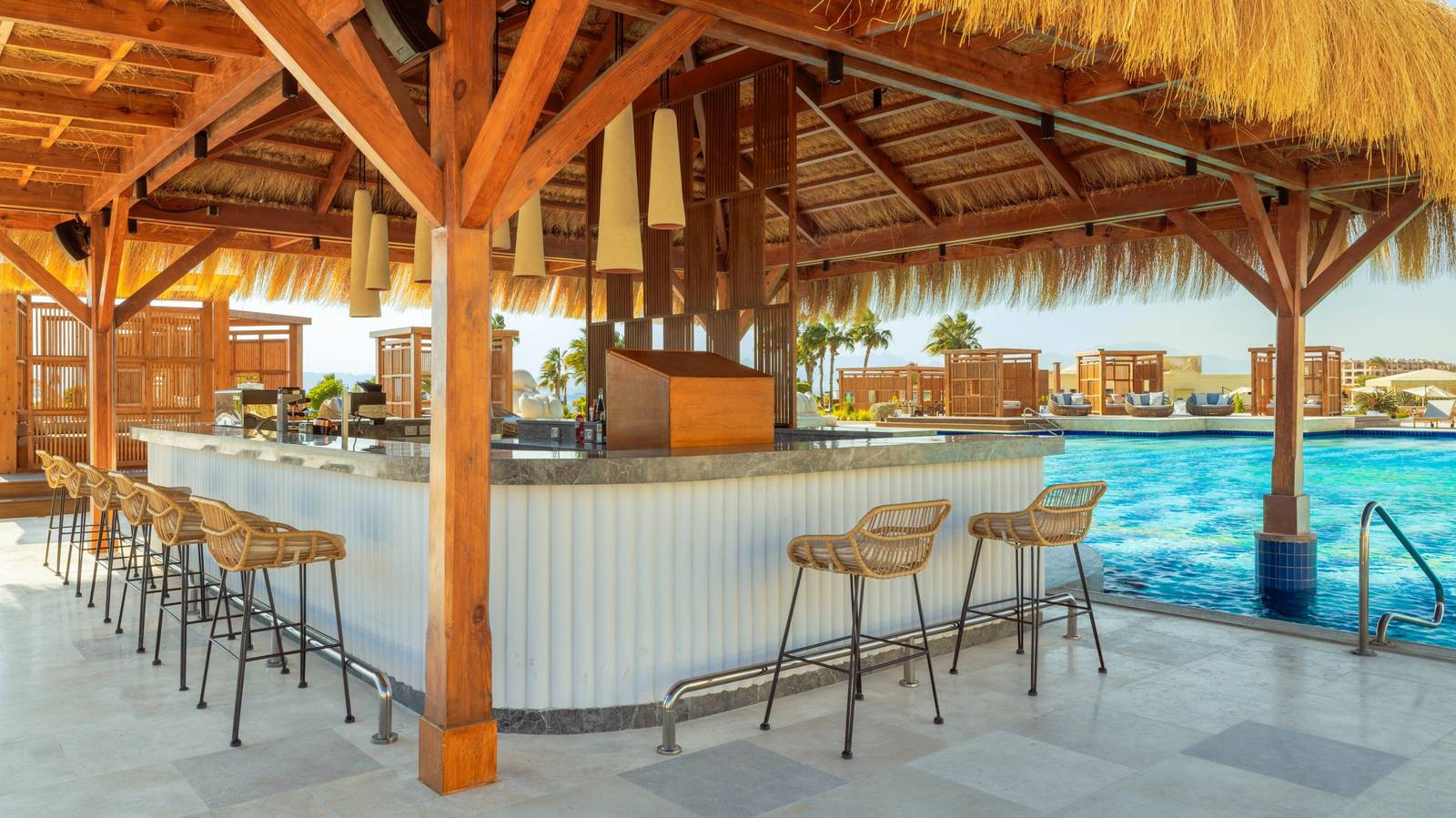 蘇瑪灣喜來登度假酒店 Al Farafra Oasis Pool Bar 的茅草頂吧檯與泳池