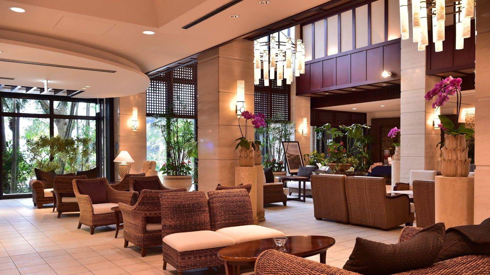 宮古島 Shigira Bayside Suite Allamanda本館挑高大廳沙發座位