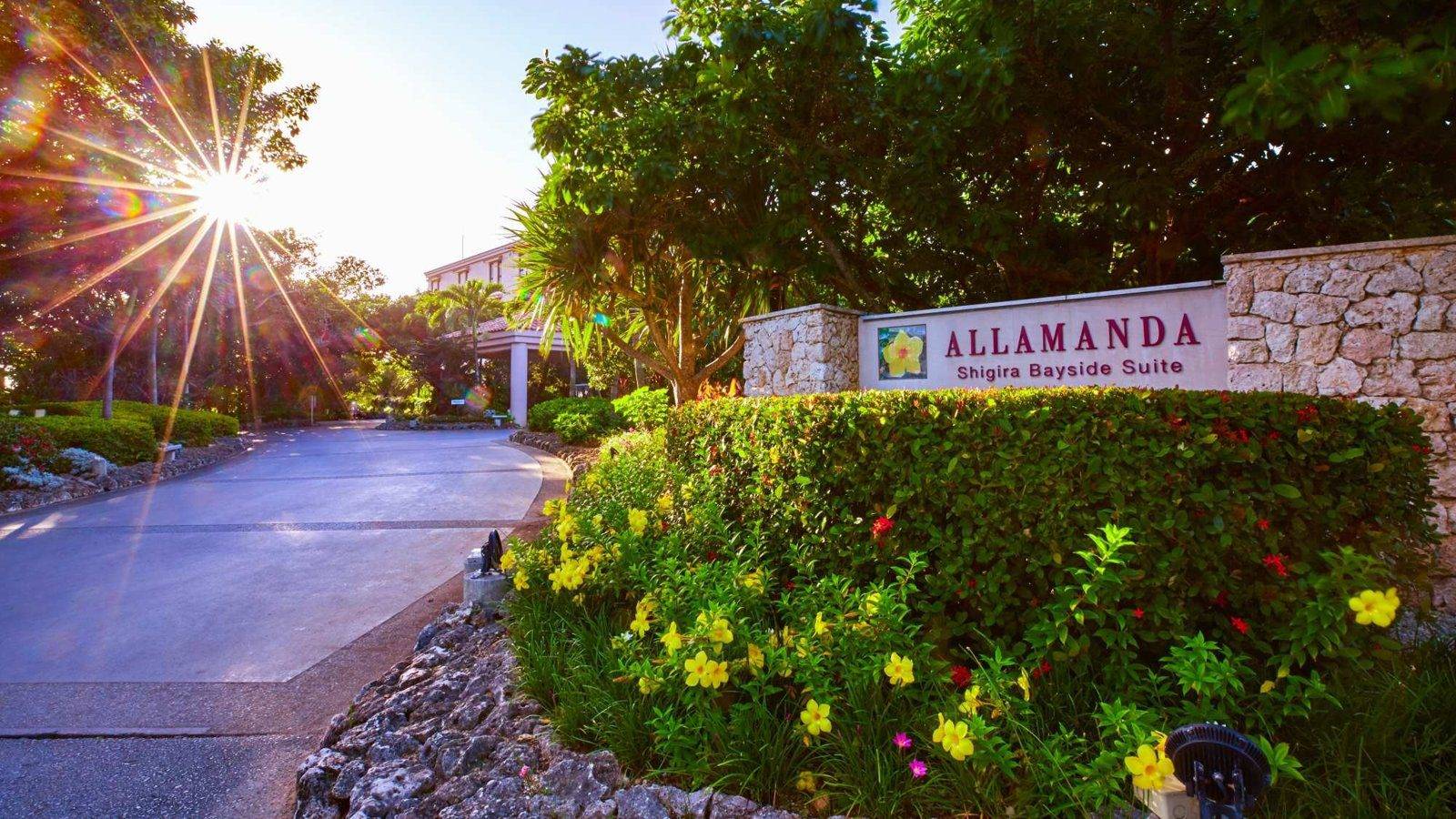宮古島 Shigira Bayside Suite Allamanda入口招牌與花叢