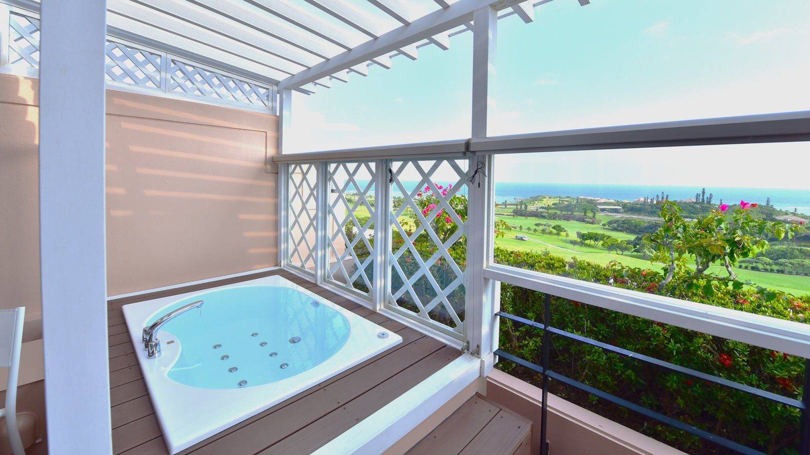 宮古島 Shigira Bayside Suite Allamanda按摩浴缸套房露台的按摩浴缸與海景