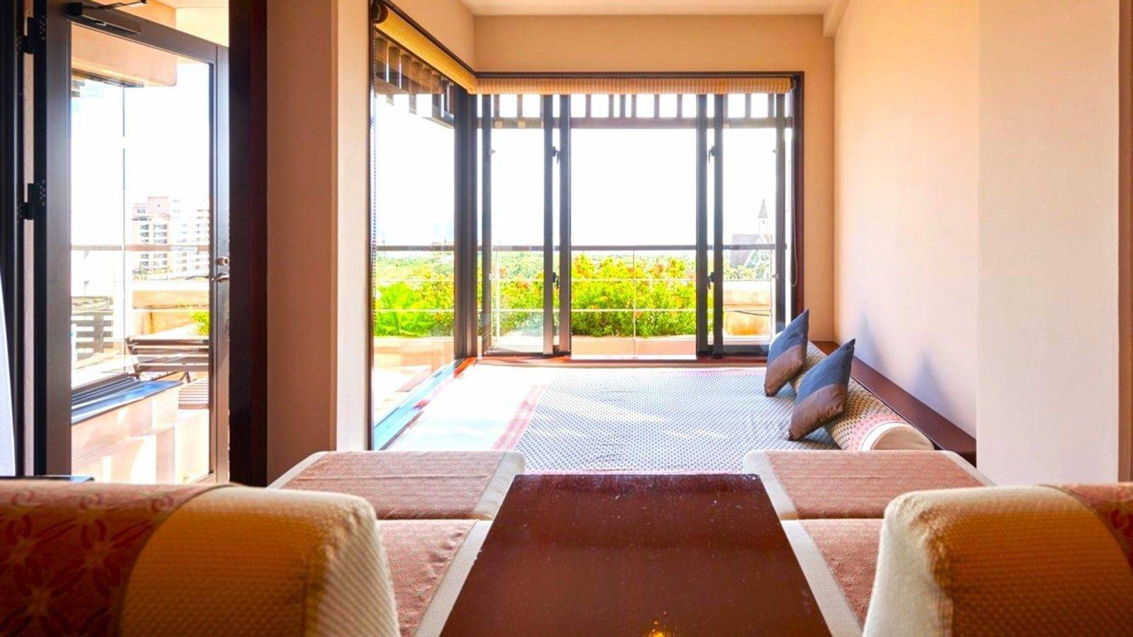 宮古島 Shigira Bayside Suite Allamanda高級套房窗邊躺床