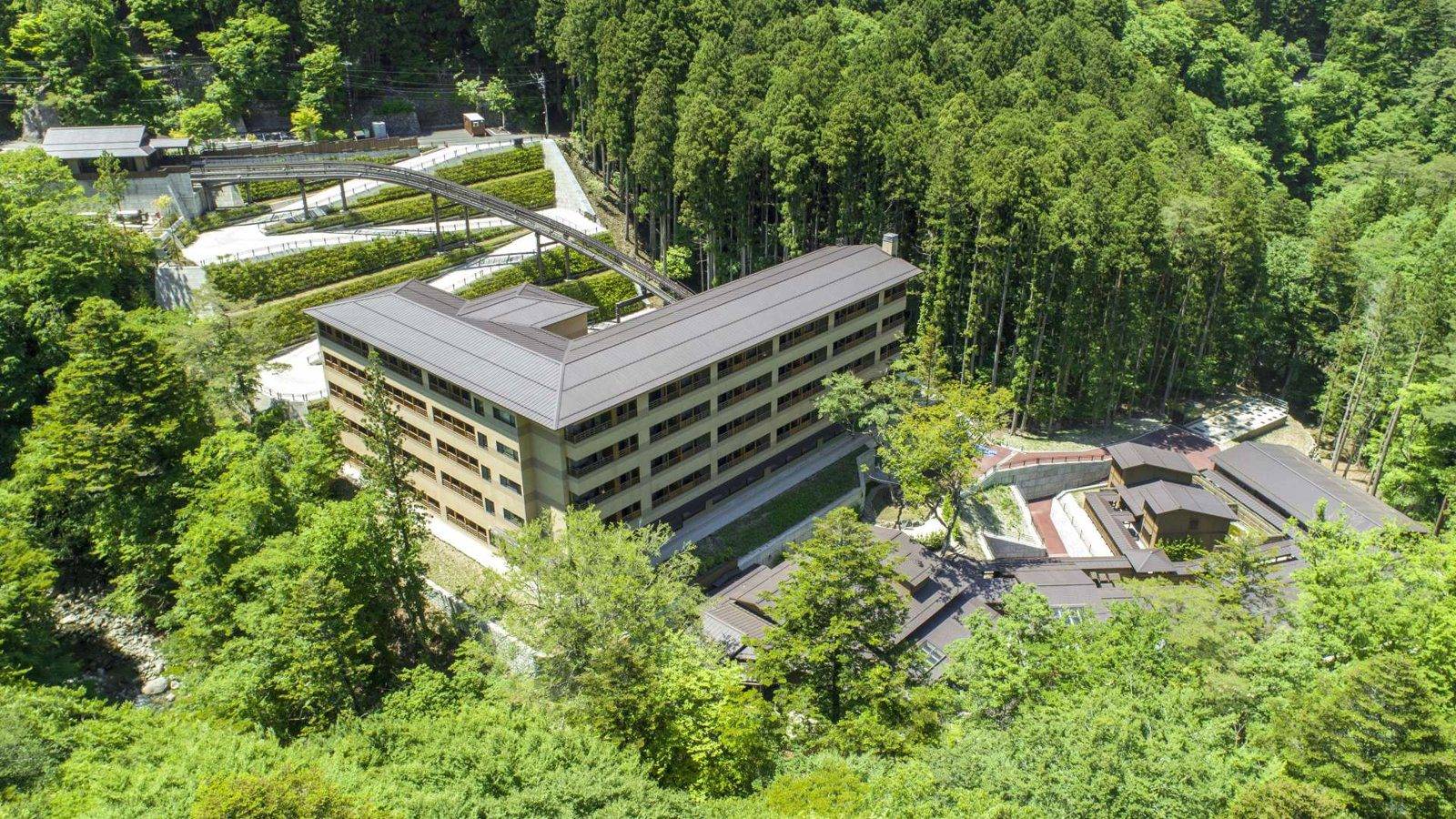 鹽之湯溫泉 蓮月 溪谷樹林間的本館建築與屋頂庭園