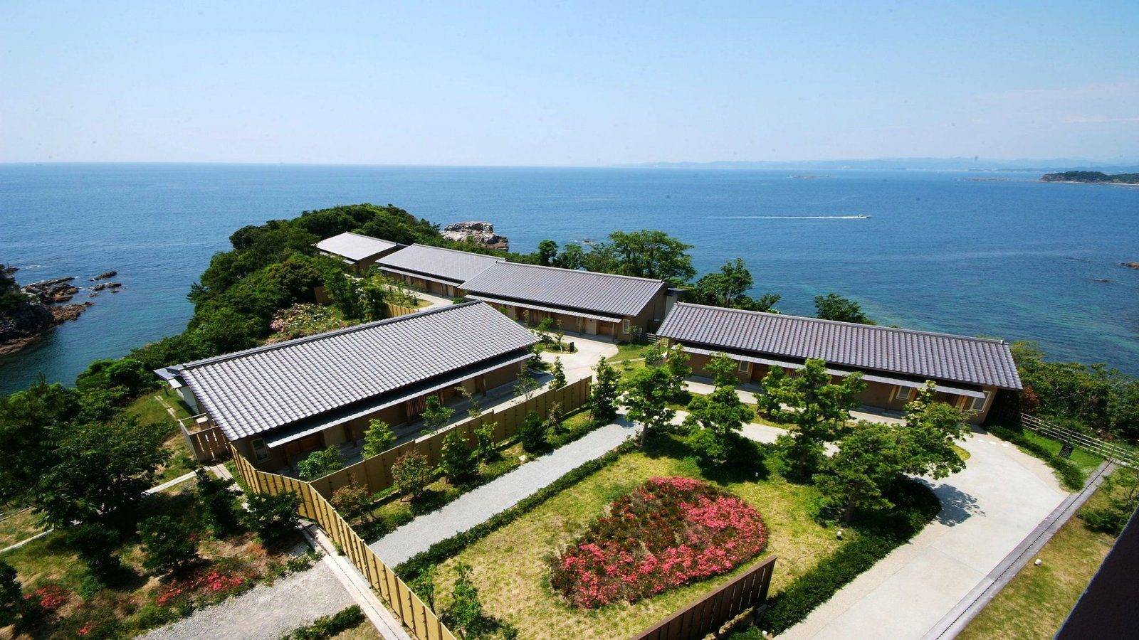 白濱溫泉 濱千鳥之湯 海舟 伸進太平洋的岬角與館內建築空拍
