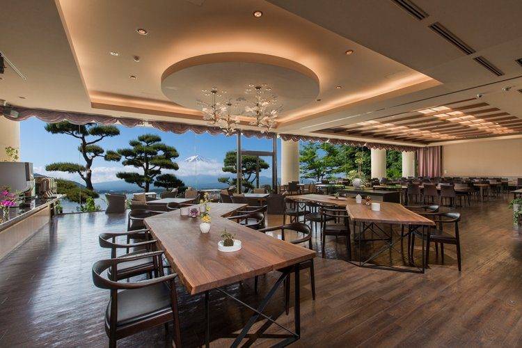 秀峰閣 湖月面向河口湖與富士山的交誼空間