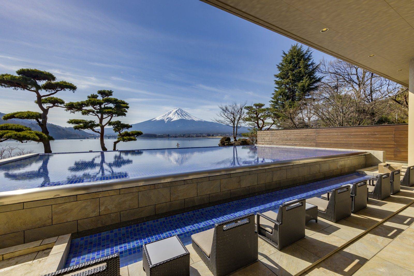 秀峰閣 湖月富士山眺望足湯露台