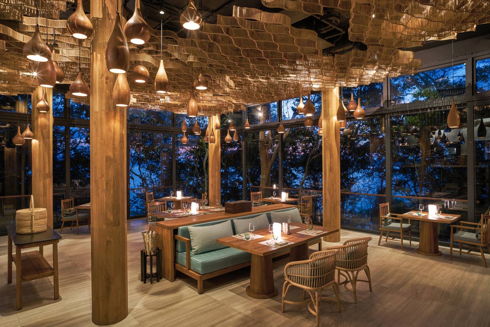 克拉貝島六善度假村 Tree Restaurant 的木造用餐區與吊燈