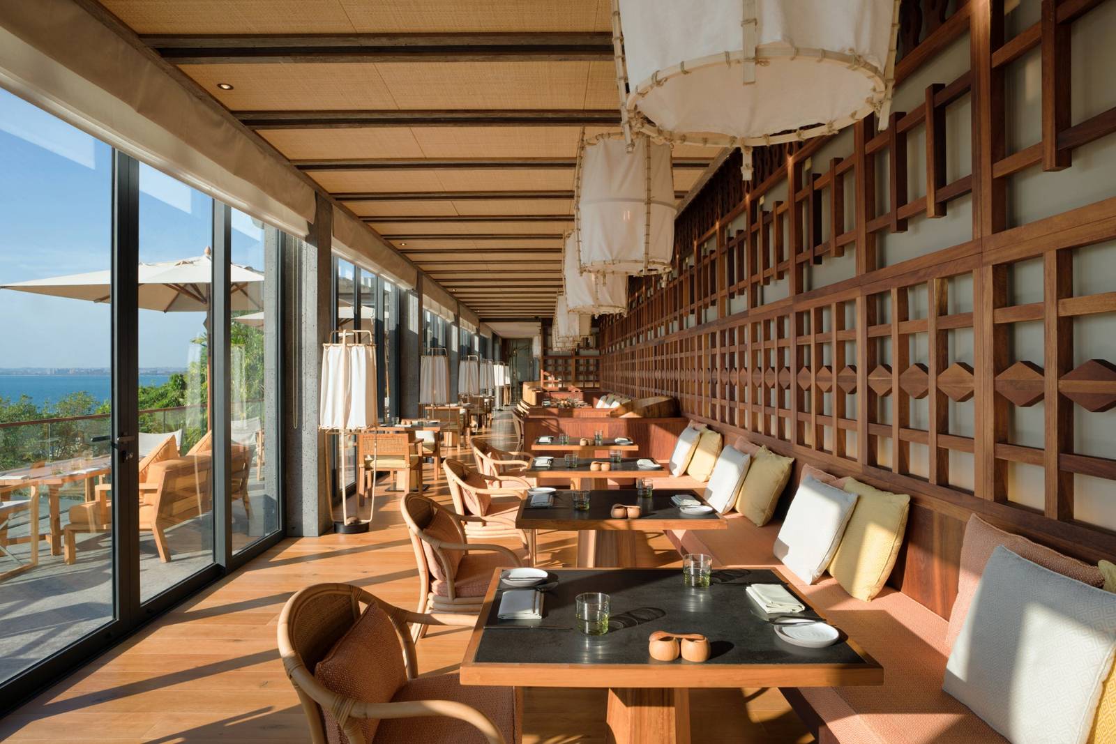 克拉貝島六善度假村 AHA Restaurant 面海的長排座位與木格天花