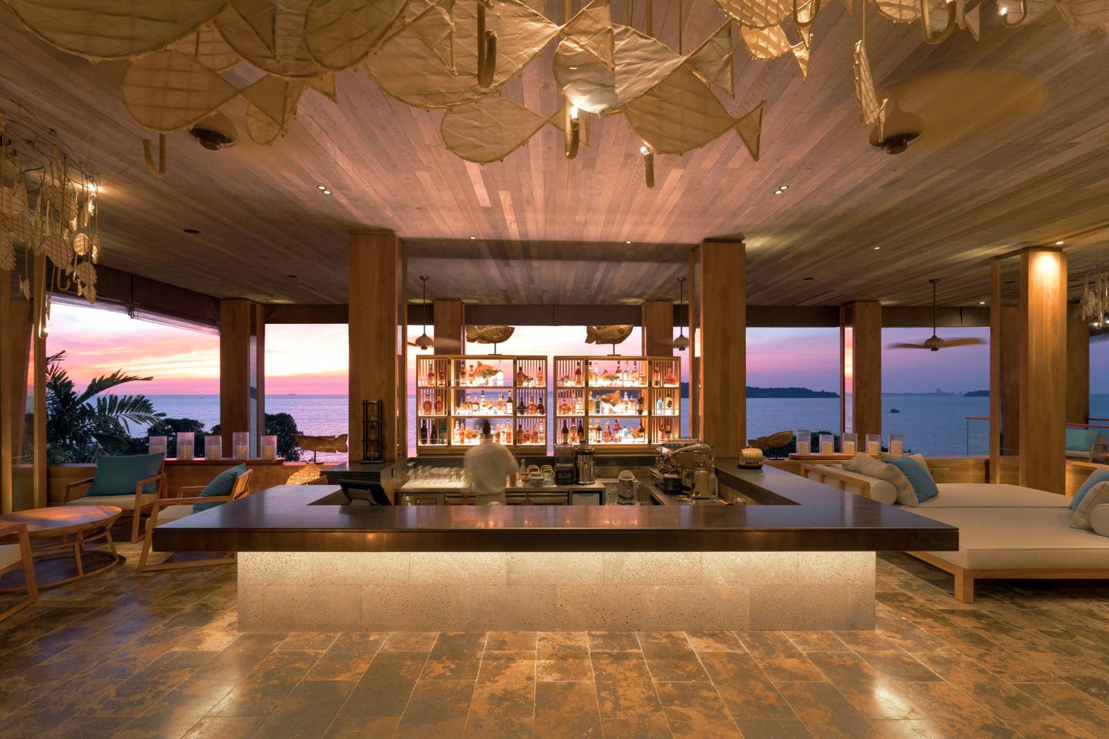 克拉貝島六善度假村 Sunset Bar 的沙發座位與傍晚海景