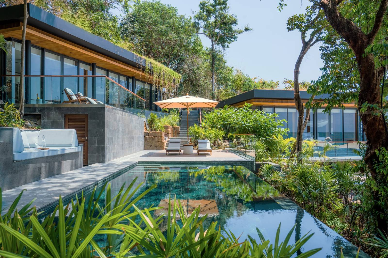 克拉貝島六善度假村 The Beach Retreat 的泳池、露台與海灣