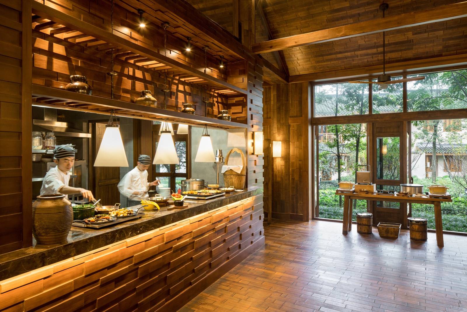 青城山六善酒店 Farm 2 Fork 餐廳的開放式廚房與用餐區