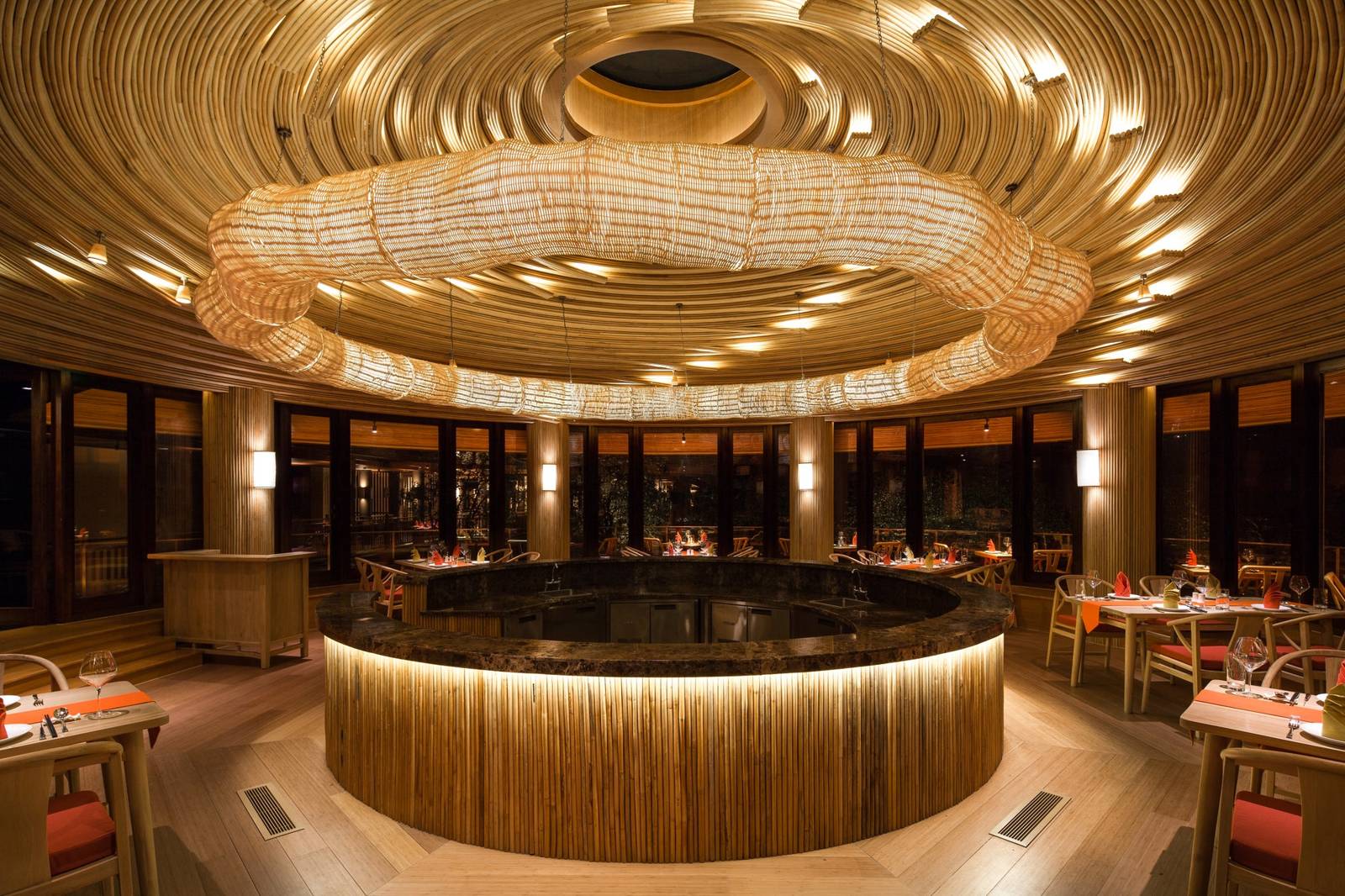 青城山六善酒店 Sala Thai 泰式餐廳的圓形吧檯與木造天花
