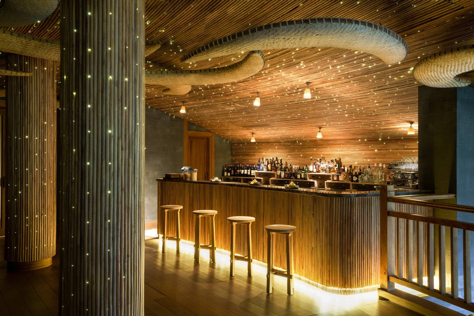 青城山六善酒店 Moon Bar 的吧檯與燈光