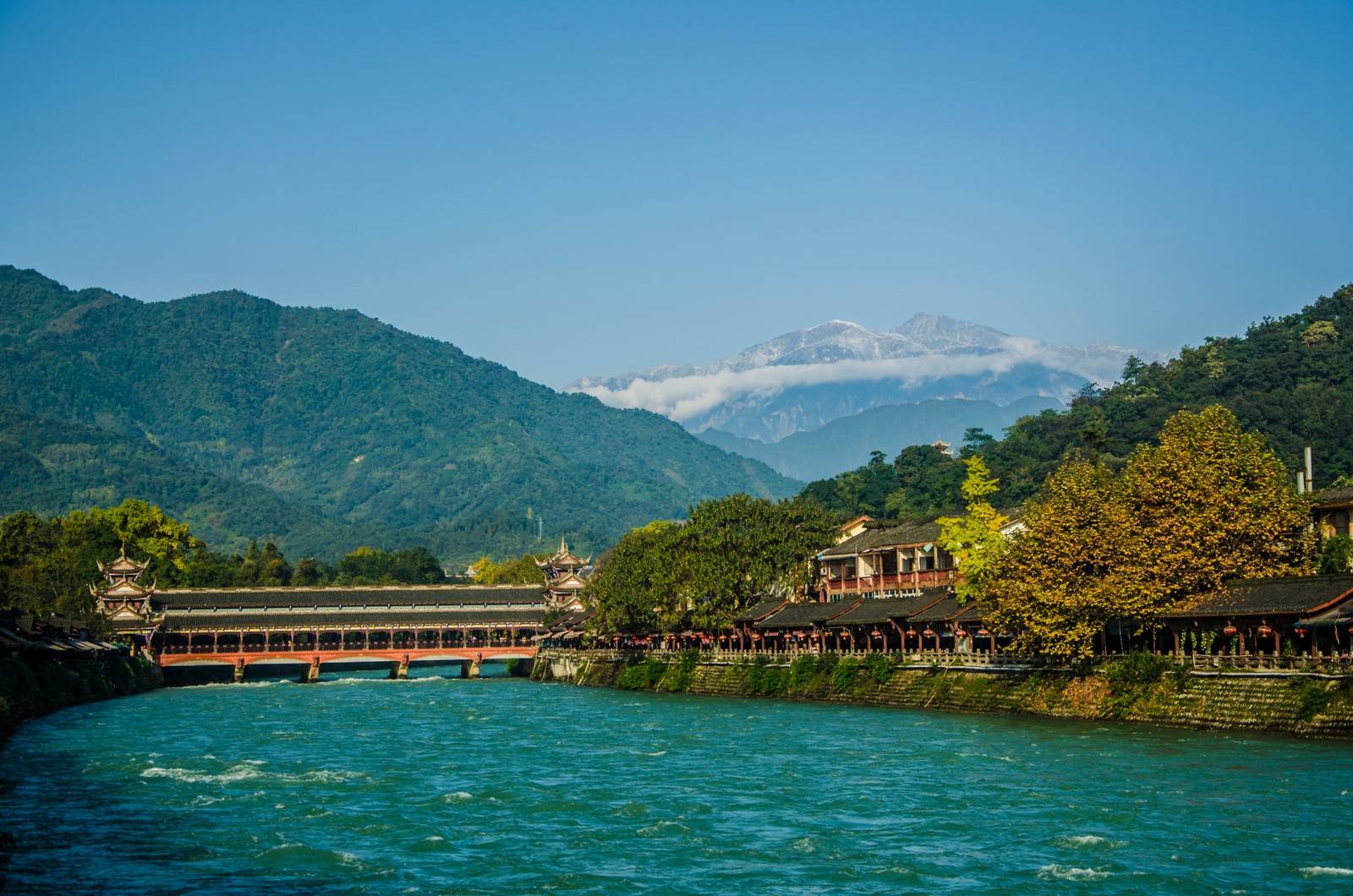 都江堰岷江河道與遠方雪山(目的地參考)