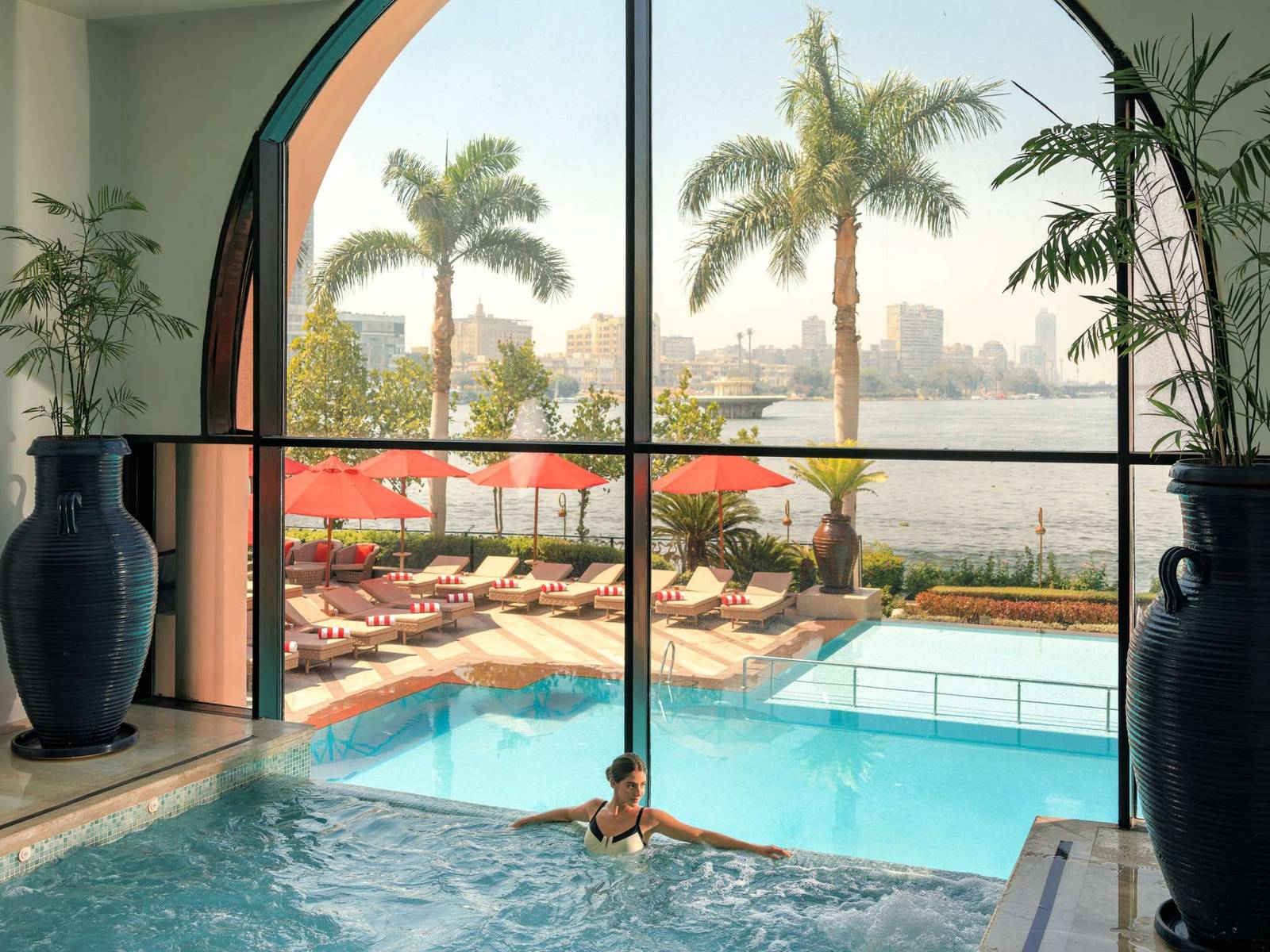 開羅尼羅河索菲特艾爾格茲拉酒店Sofitel Spa 拱形玻璃牆後的按摩池與外面的泳池