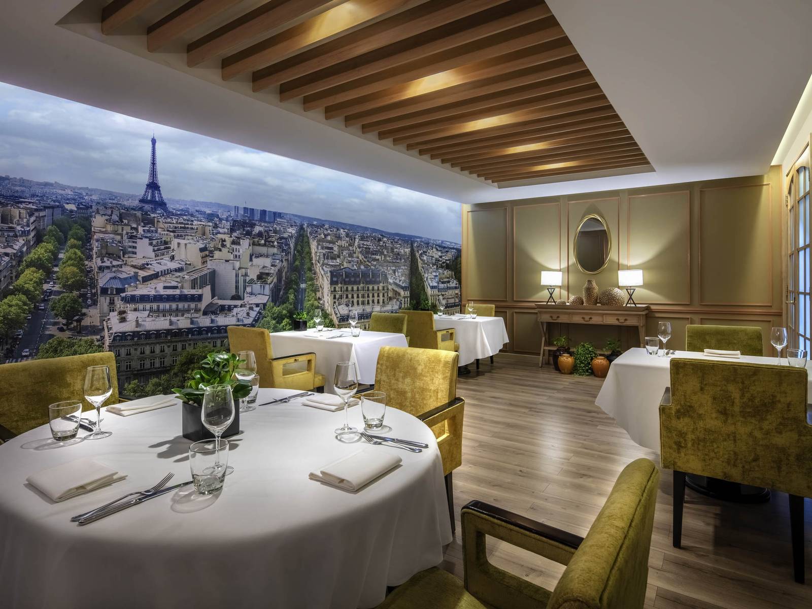 牆上畫著巴黎街景與鐵塔的 LE 17 Bistro 用餐區