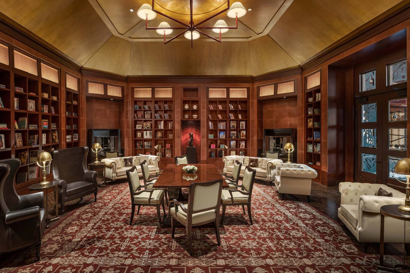 開羅瑞吉酒店 Astor Library 的木書牆與古董地毯