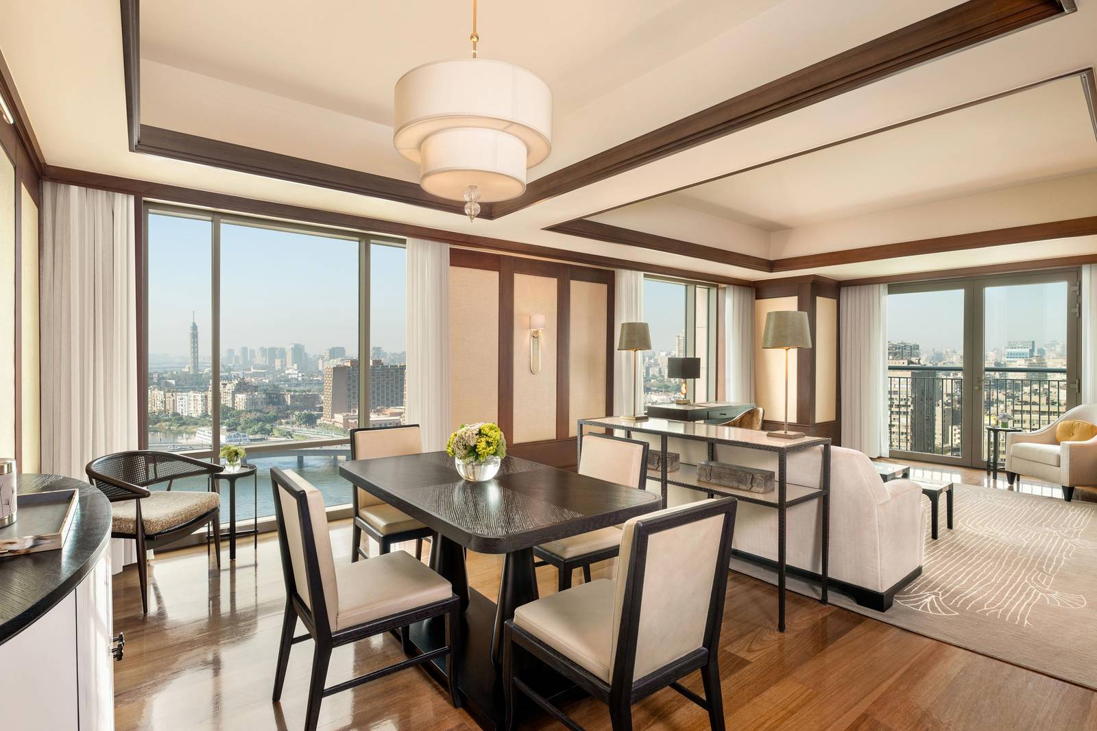 開羅瑞吉酒店 St. Regis Suite 的客廳與餐桌