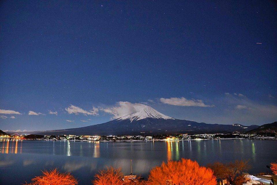 湖畔別邸 千一景客房陽台望出去的河口湖與富士山夜景