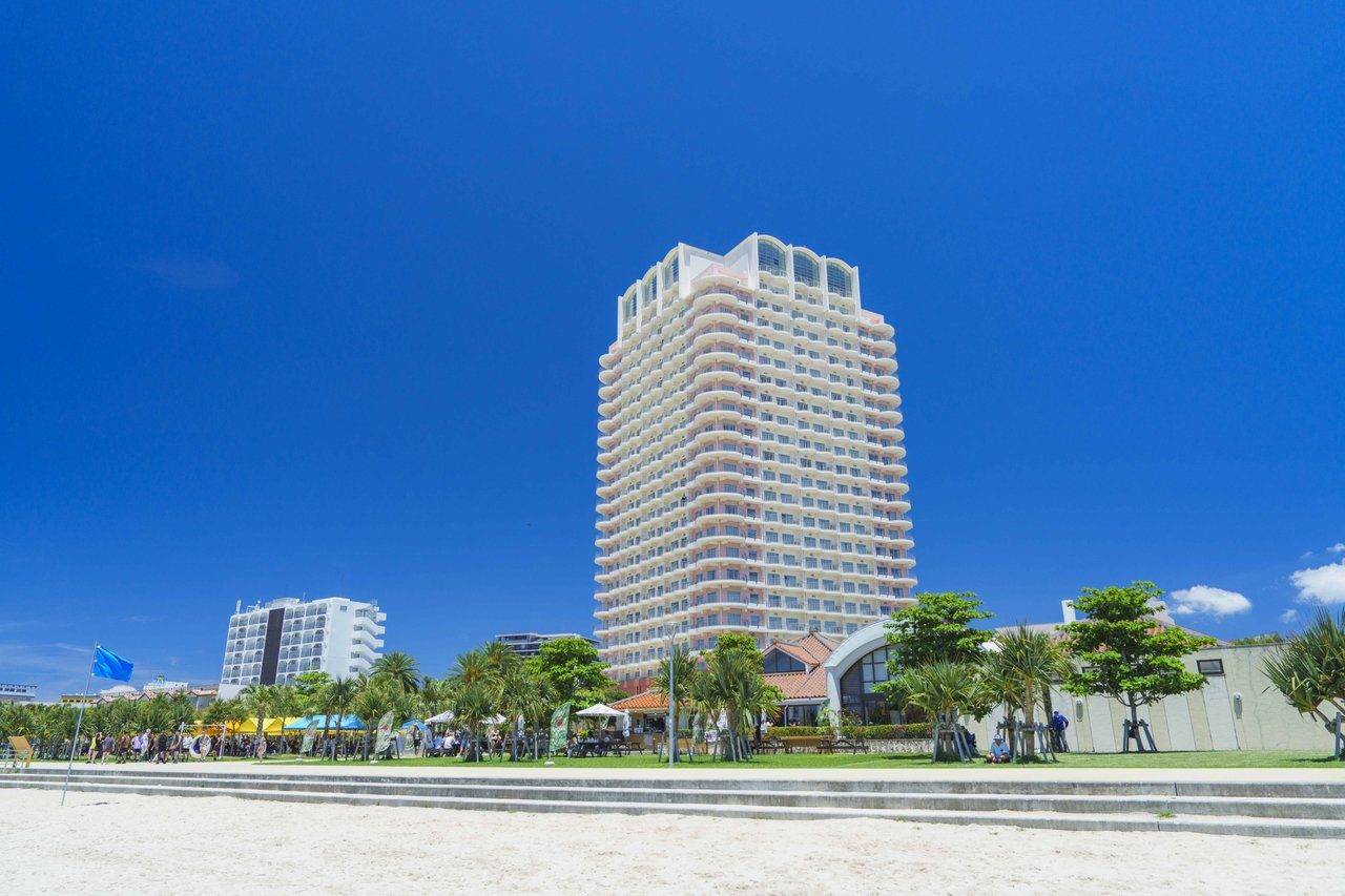 The Beach Tower 沖繩白沙海灘後方的白色高樓